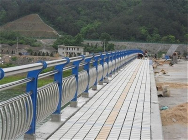 黔东南不锈钢桥梁护栏的特性及其在现代建筑中的应用