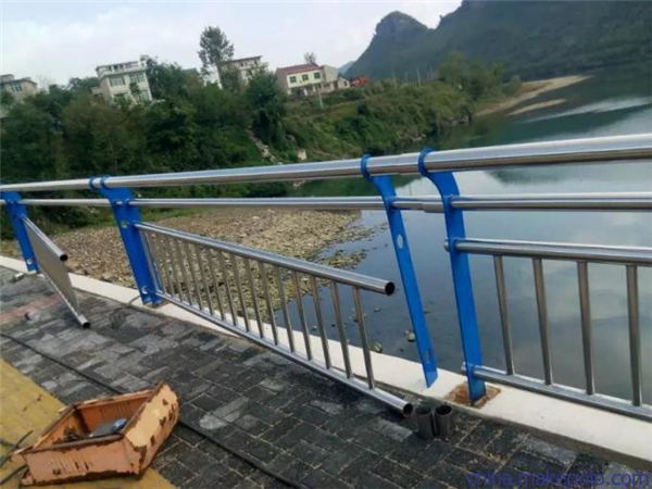 黔东南不锈钢复合管护栏是一种卓越的防护材料